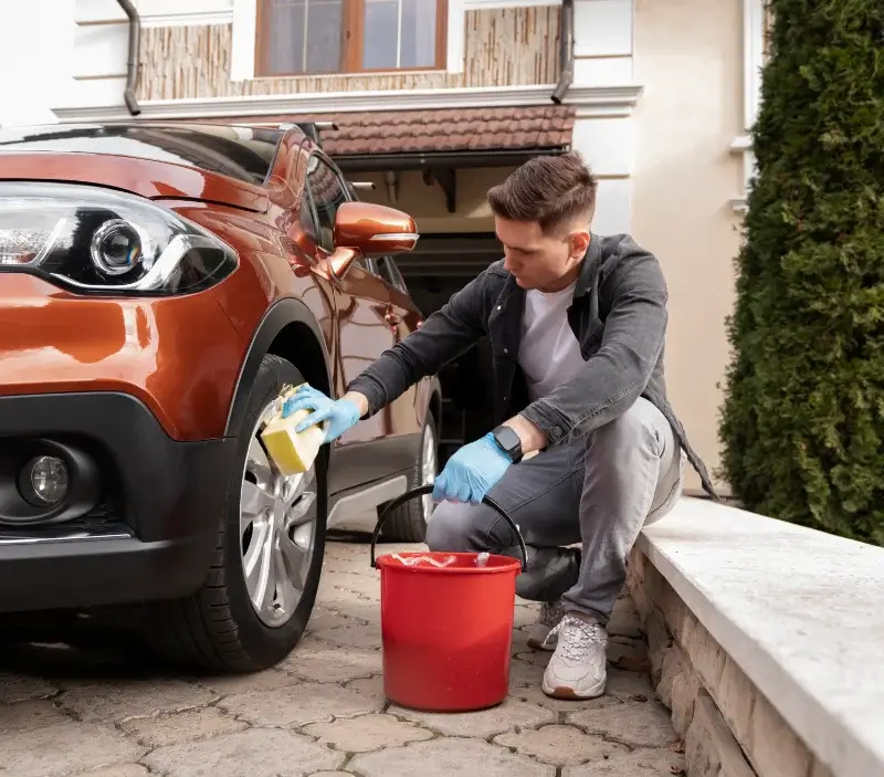 Lavage auto à domicile Laroche-Saint-Cydroine : professionnel intervenant sur un véhicule